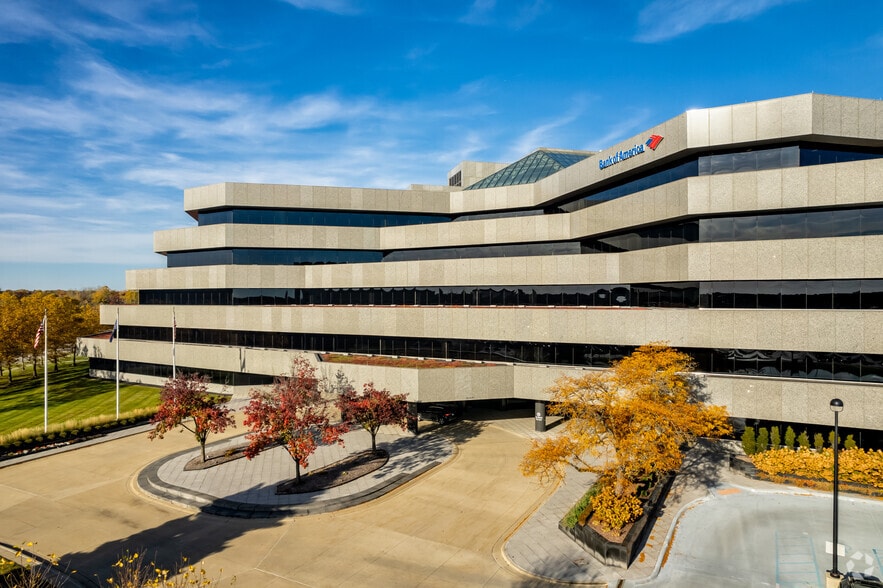 More Photos Of 2600 W Big Beaver Rd, Troy Office For Lease