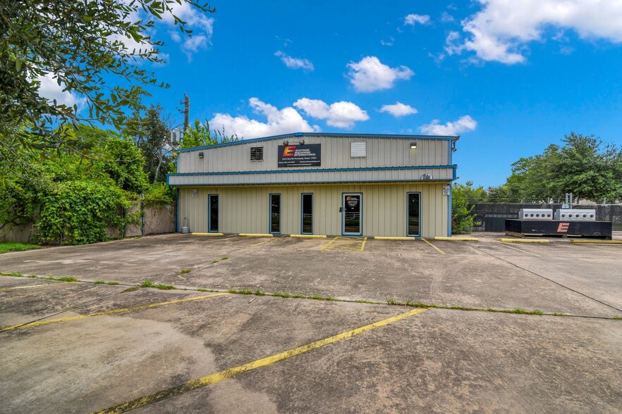 More Photos Of 2413 Roy Rd, Pearland Manufacturing For Sale
