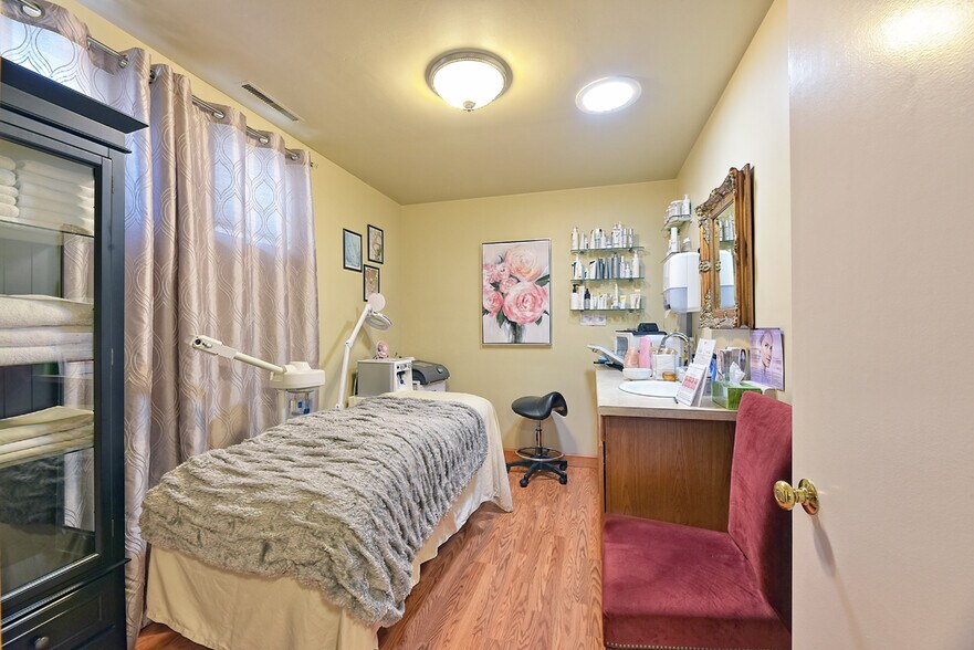 More Photos Of 993 Siskiyou Blvd, Ashland Office For Sale