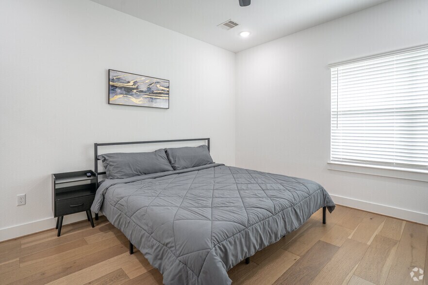 More Photos Of 316 Thornton Rd, Houston Apartments For Sale
