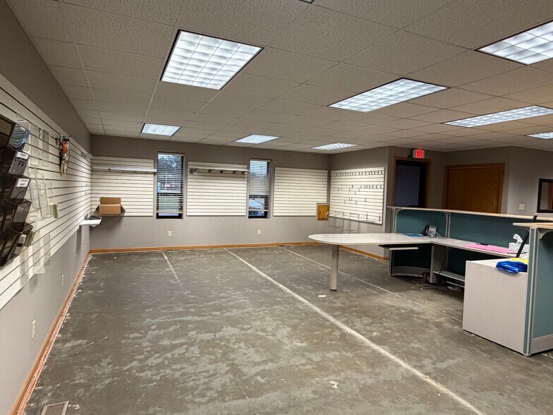 More Photos Of 621 N Hickory St, Mcpherson Office For Sale
