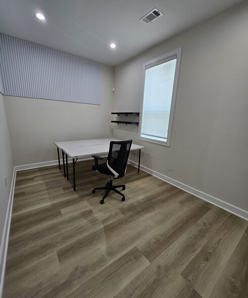 More Photos Of 1325 Main St, Katy Office For Sale