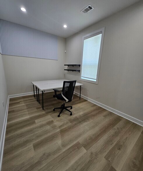 More Photos Of 1325 Main St, Katy Office For Lease