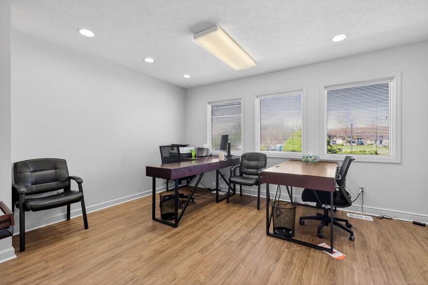 More Photos Of 6300 Sashabaw Rd, Village of Clarkston Storefront For Lease