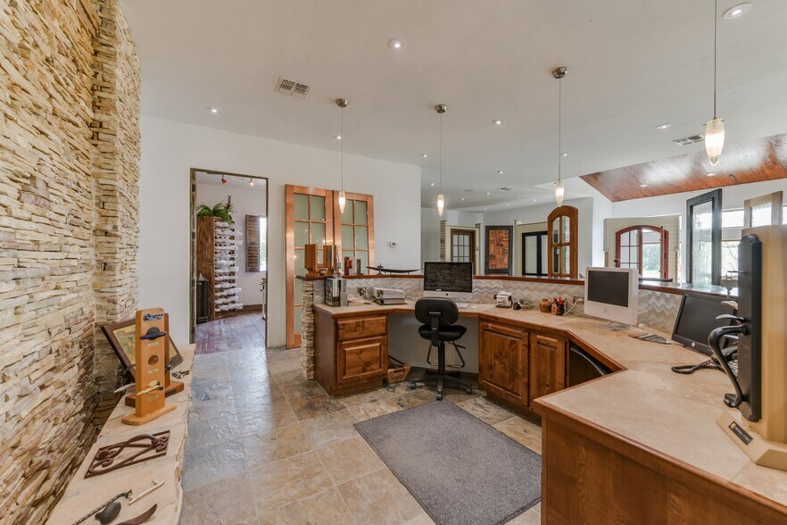 More Photos Of 1703 Highway 35 S, Rockport Office Residential For Lease