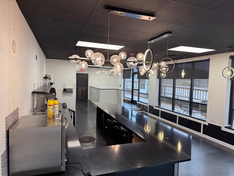 More Photos Of 109 S Bridge St, Yorkville Storefront Retail Residential For Lease