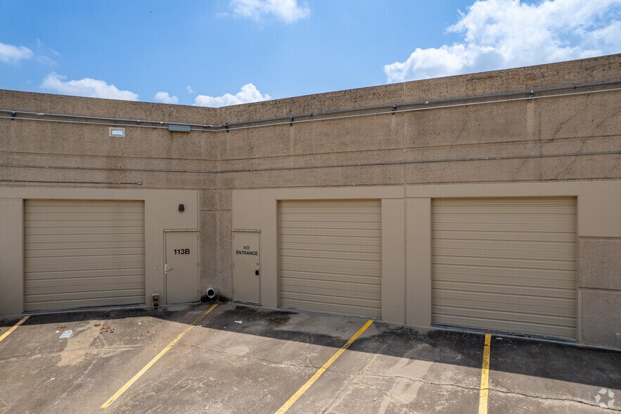 More Photos Of 14050 Summit Dr, Austin Light Distribution For Lease