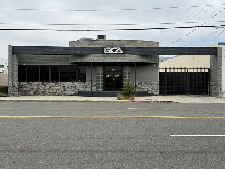 Primary Photo Of 2911 Winona Ave, Burbank Warehouse For Lease