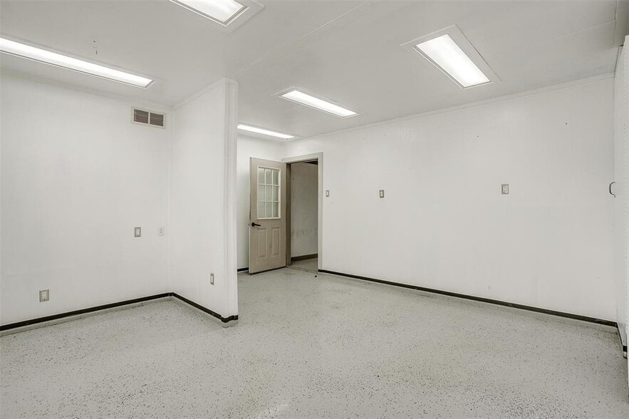 More Photos Of 640 E Highway 199, Springtown Warehouse For Lease