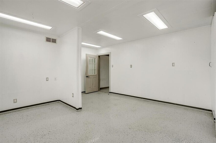 More Photos Of 640 E Highway 199, Springtown Warehouse For Sale