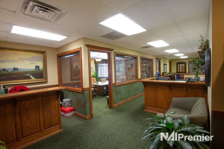 More Photos Of 7390 Creek Rd, Sandy Office For Lease