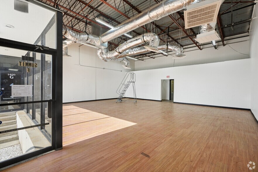 More Photos Of 1400 Summit Ave, Plano Showroom For Lease