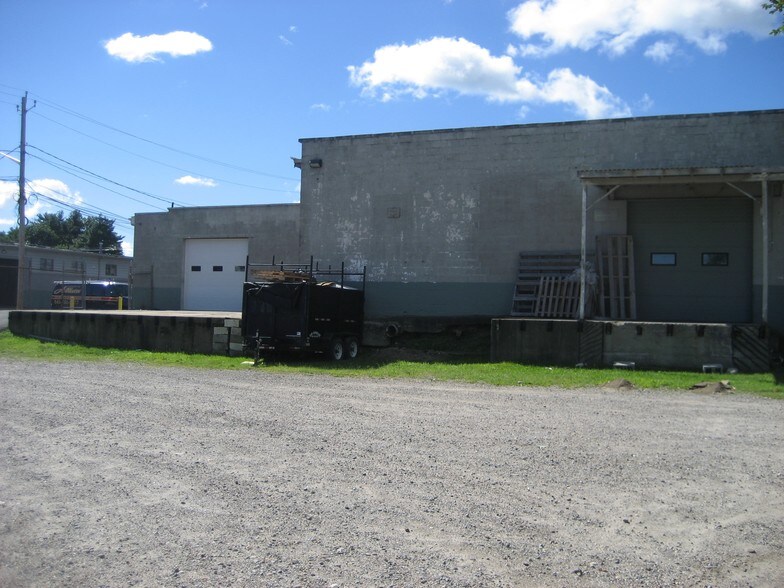 More Photos Of 122 E Railroad Ave, West Haverstraw Showroom For Lease