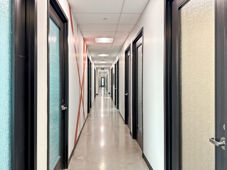 More Photos Of 4402 Skyline Dr, Burnaby Coworking Space