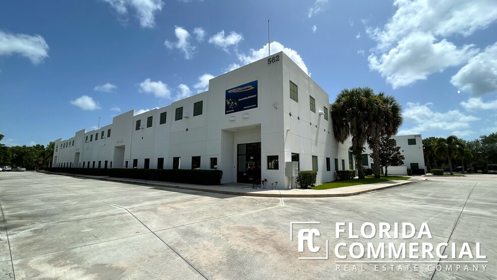 More Photos Of 574 NW Mercantile Pl, Port Saint Lucie Warehouse For Lease