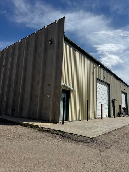More Photos Of 253 Bear River Dr, Evanston Industrial For Lease
