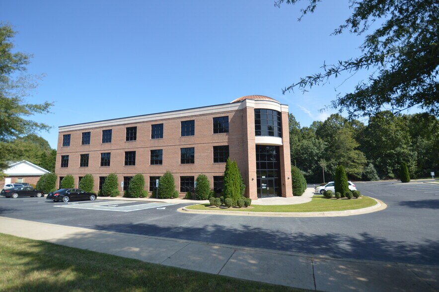 More Photos Of 2810 16th St, Hickory Medical For Lease