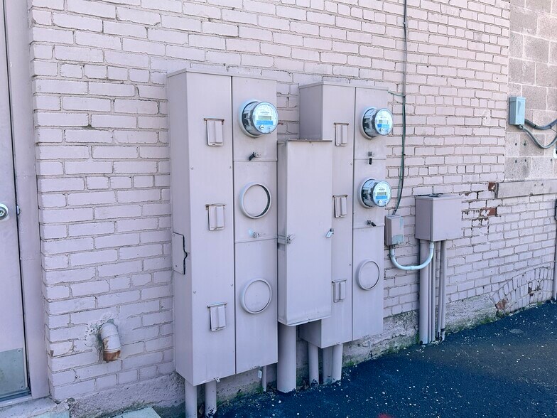 More Photos Of 201 W 3rd St, Marion General Retail For Sale