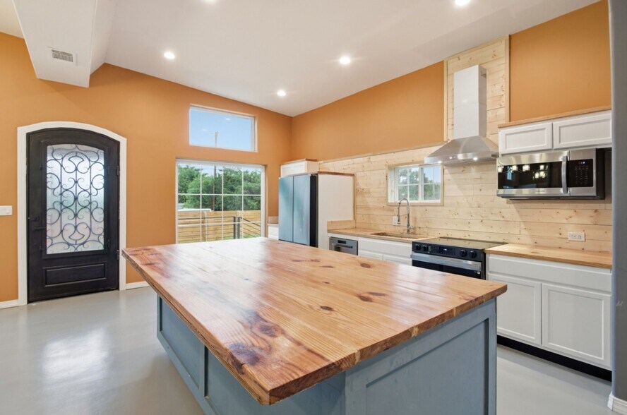 More Photos Of 17621 Stacey Ln, Lago Vista Lodge Meeting Hall For Lease