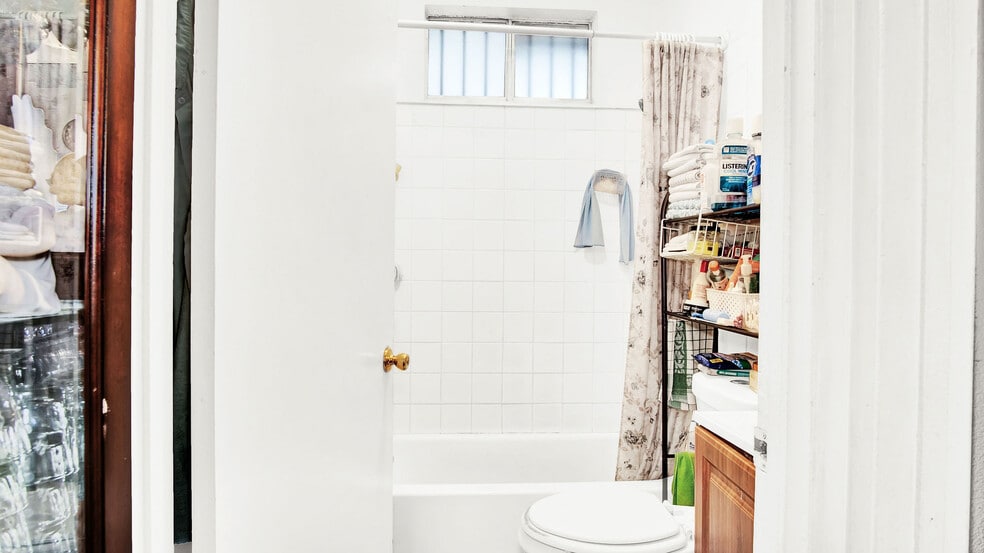 More Photos Of 644 N Serrano Ave, Los Angeles Apartments For Sale