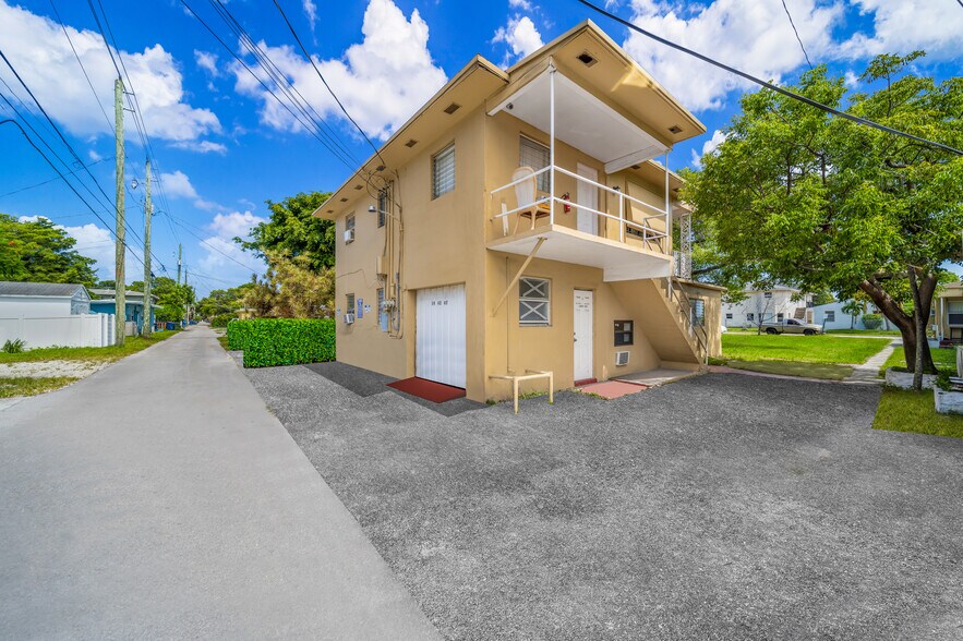 More Photos Of 1943-1947 Buchanan St, Hollywood Apartments For Sale