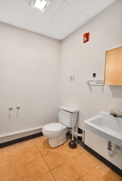 More Photos Of 1717-5765 NE 58th Ave, Des Moines Industrial For Sale