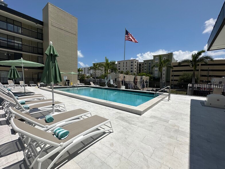 More Photos Of 1925 Harrison St, Hollywood Hotel For Lease