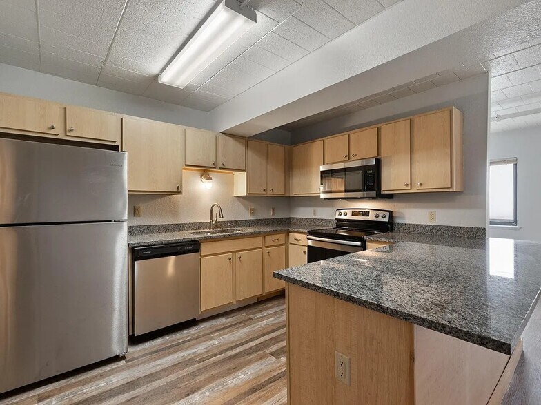 More Photos Of 2125 W Kilbourn Ave, Milwaukee Apartments For Sale