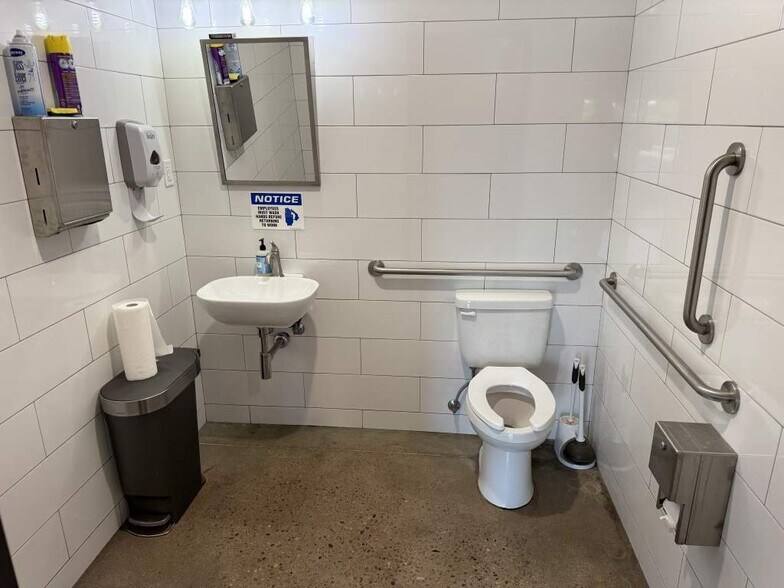 More Photos Of 3000 Airport Dr, Erie Flex For Sale