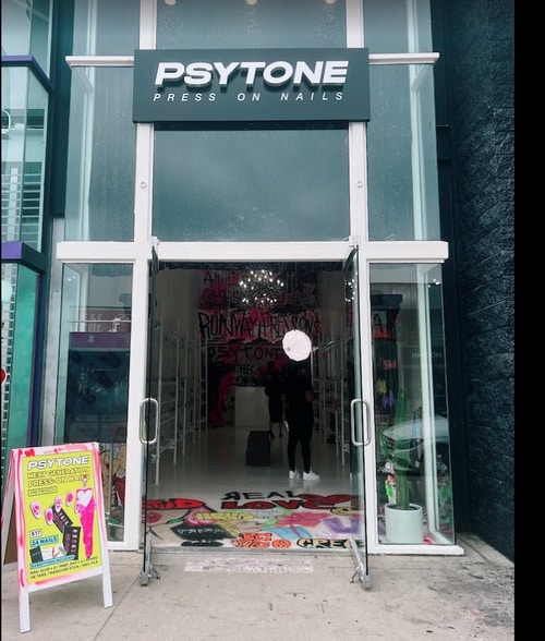 Primary Photo Of 7611-7615 Melrose Ave, Los Angeles Storefront For Lease