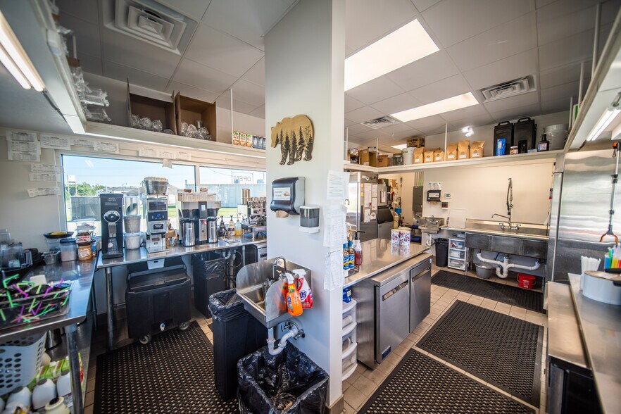 More Photos Of 190 High Point Pl NE, Byron General Retail For Sale