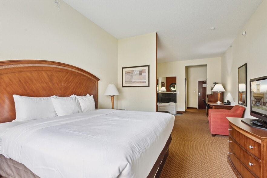 More Photos Of 2750 Fortune Cir W, Indianapolis Hotel For Sale