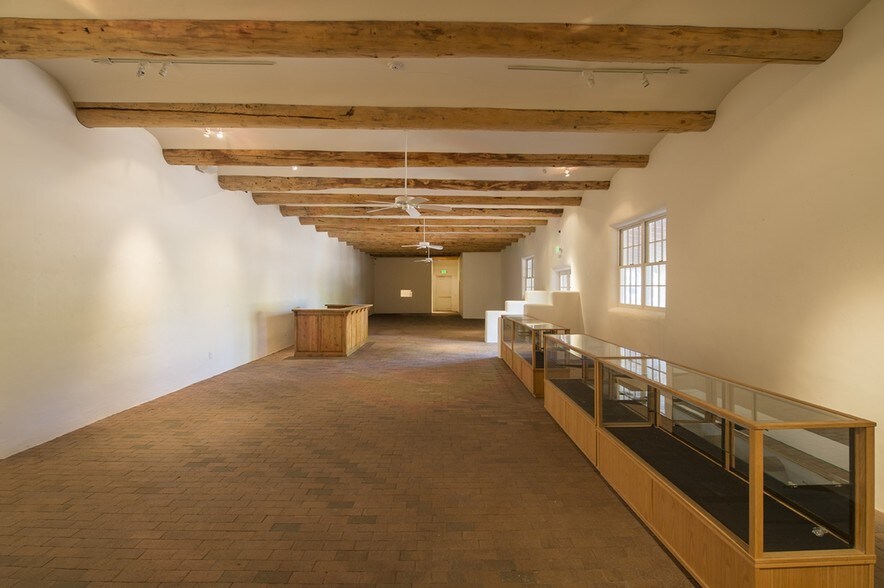 More Photos Of 5 Banana Ln, Santa Fe Freestanding For Lease