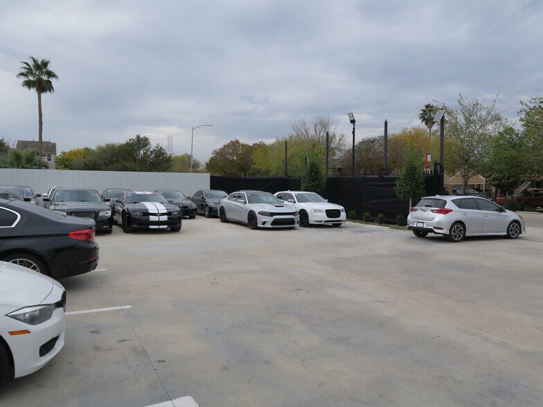 More Photos Of 6011 Skyline Dr, Houston Auto Dealership For Lease