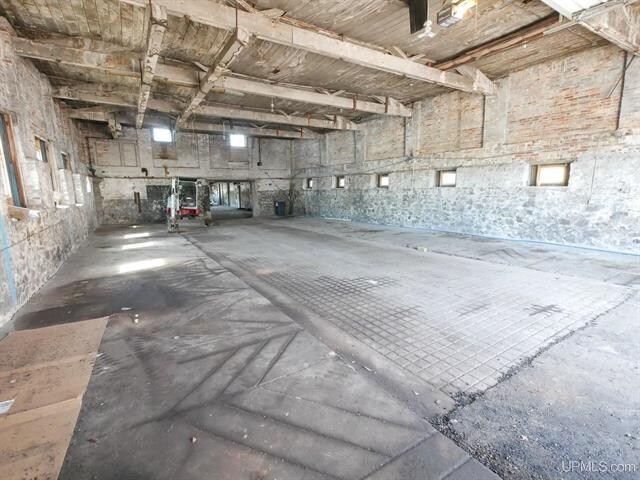 More Photos Of 407 W Memorial Dr, Houghton Freestanding For Sale