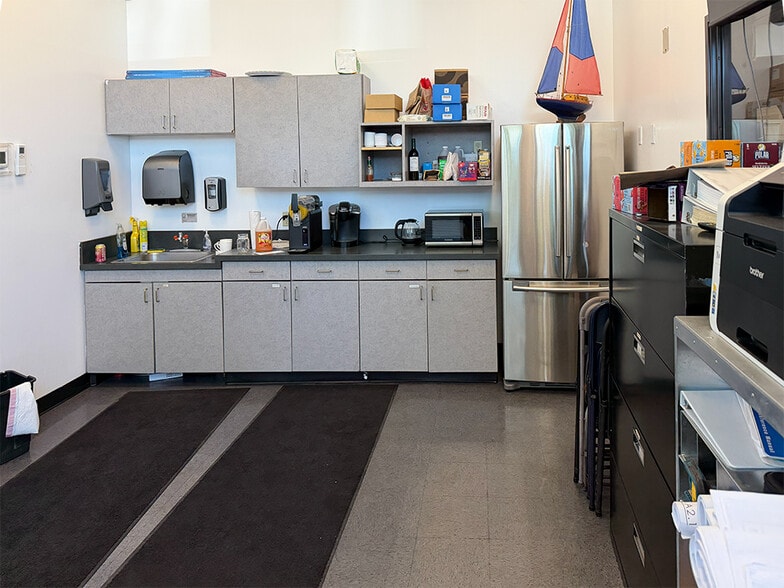 More Photos Of 711 SE Stark St, Portland Service For Sale
