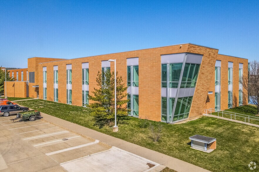 More Photos Of 6400 Westown Pky, West Des Moines Office For Lease