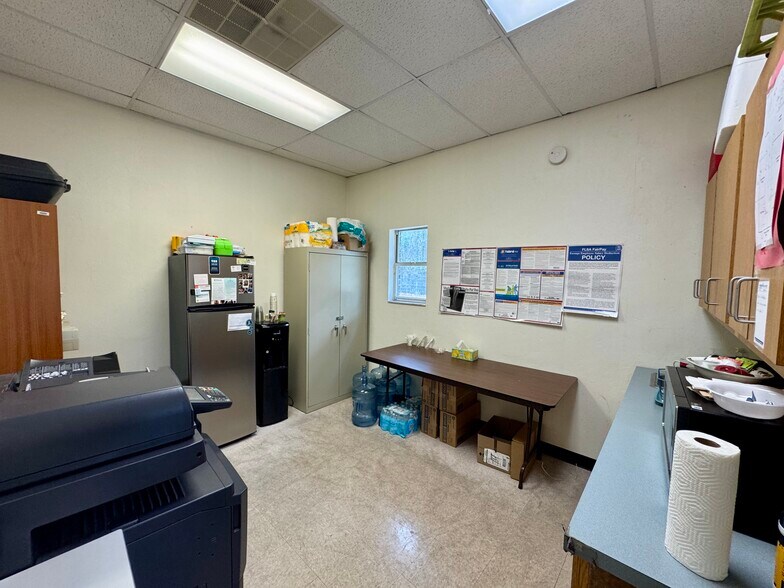 More Photos Of 7731 Newberry Rd, Gainesville Flex For Lease