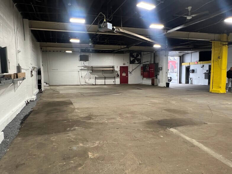 More Photos Of 396 Morris Park Ave, Bronx Service For Lease