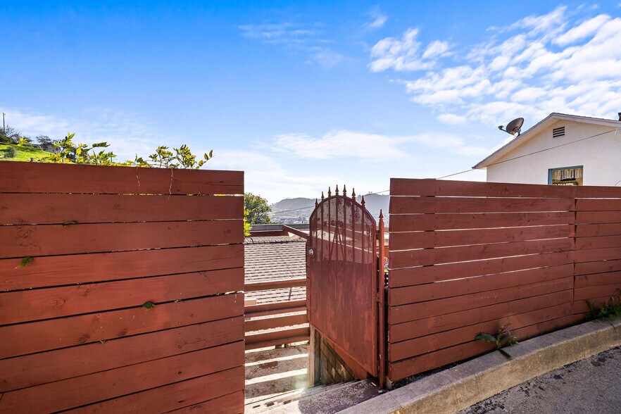 More Photos Of 3055 Future St, Los Angeles Apartments For Sale