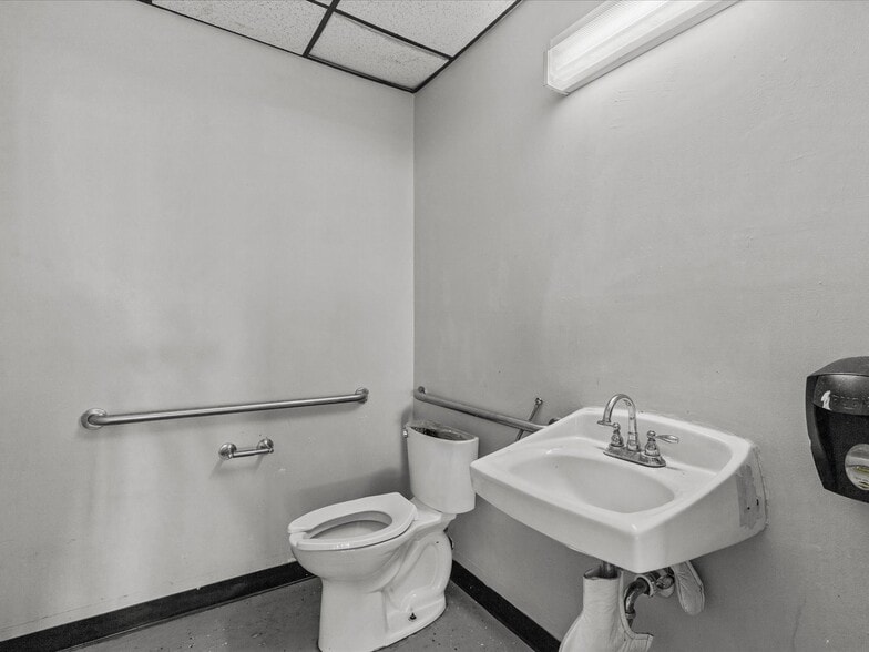 More Photos Of 61 W Central Ave, Lake Wales Flex For Sale