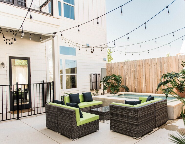 More Photos Of 1147 N Academy Ave, New Braunfels General Retail For Lease