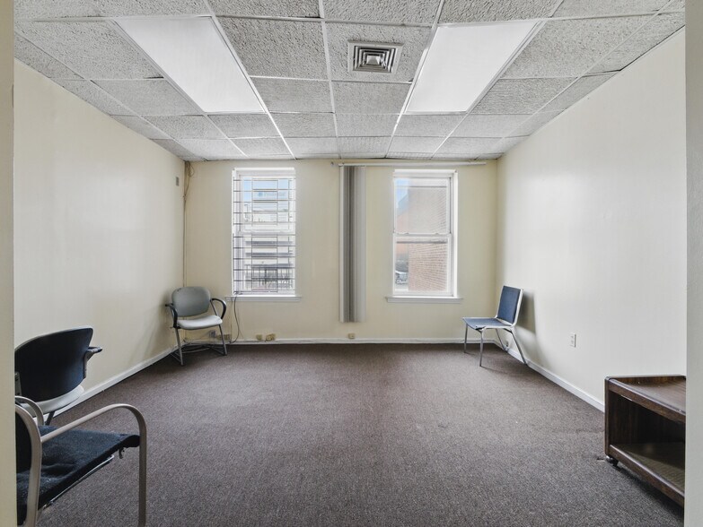 More Photos Of 16 Green St, Newark Office For Lease