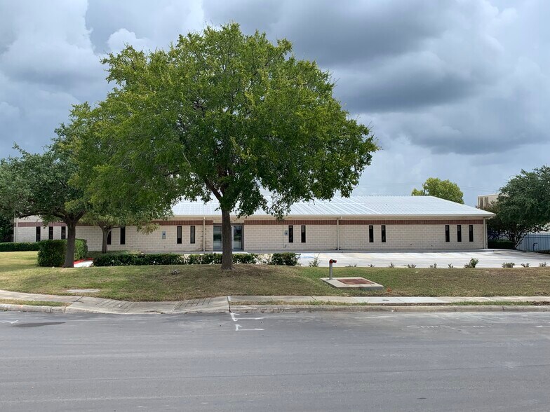 More Photos Of 12830 Cogburn Ave, San Antonio Light Distribution For Lease