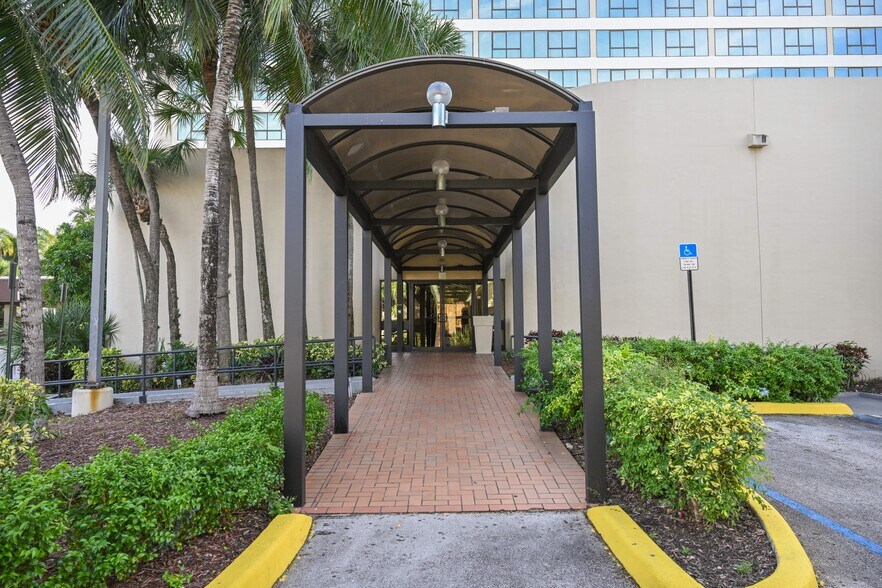 More Photos Of 7707 NW 103rd St, Hialeah Hotel For Sale