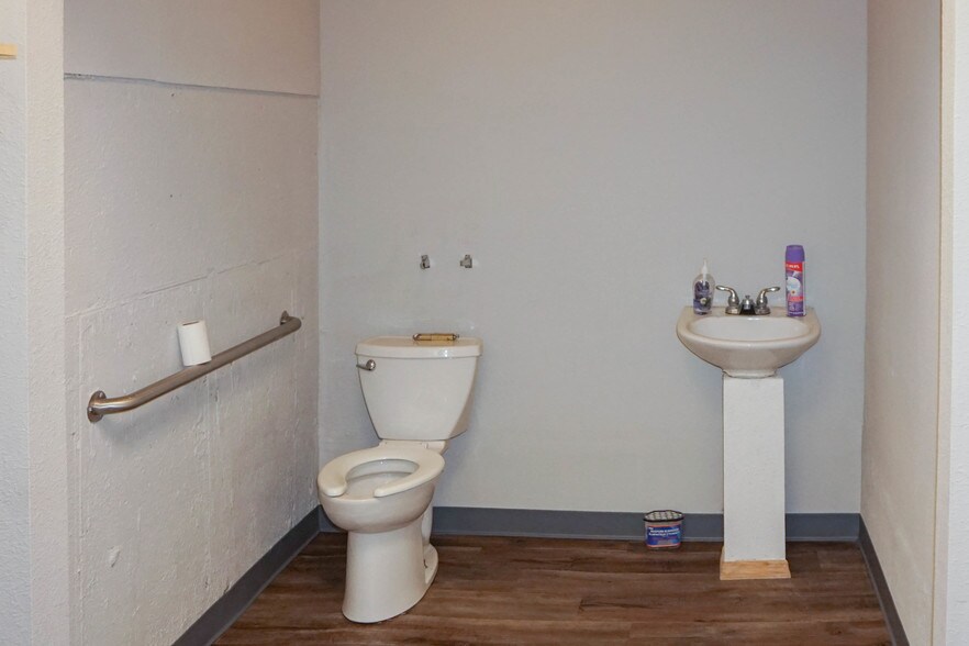More Photos Of 1126 Old Route 66, Saint Robert Office For Sale
