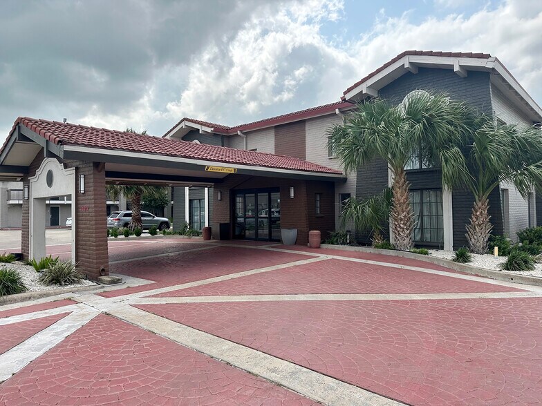 Primary Photo Of 7603 N Navarro St, Victoria Hotel For Sale