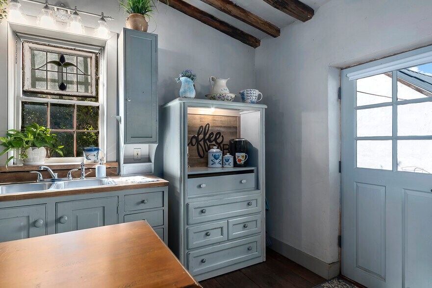 More Photos Of 104 E Austin St, Fredericksburg Storefront Retail Residential For Sale