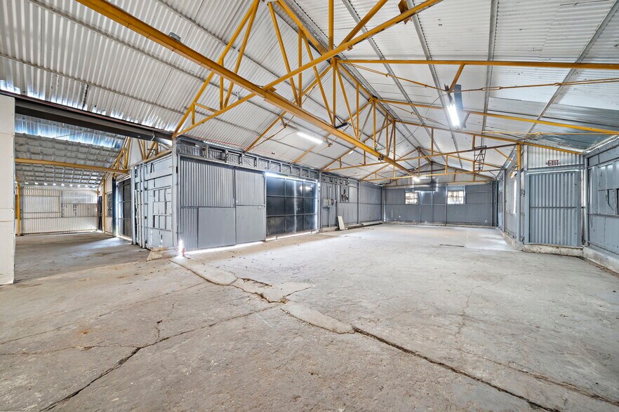 More Photos Of 120 N Bryan St, Houston Warehouse For Lease