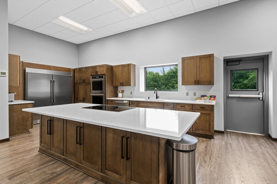 More Photos Of 940 S Hastings Ave, Saint Paul Park Office For Sale